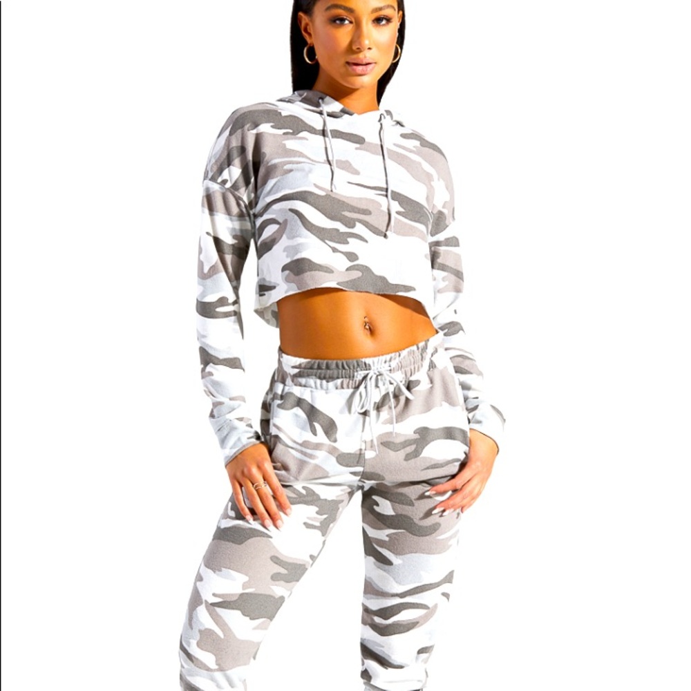 Snow Camo Jogging Set w/matching high-top sneakers